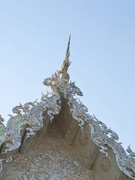 在白色的庙宇，扫管笏荣坤，在清莱，泰国的山墙装饰的特写 — 图库照片