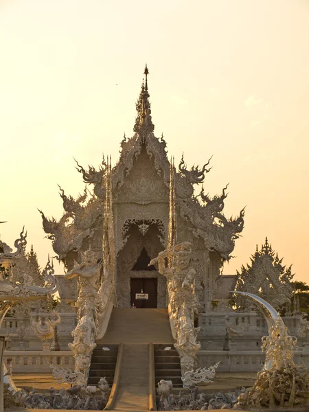 Fasada buddyjskiej Wihara, Wat Rong Khun w Chiang Rai, Tajlandia wieczorem — Zdjęcie stockowe