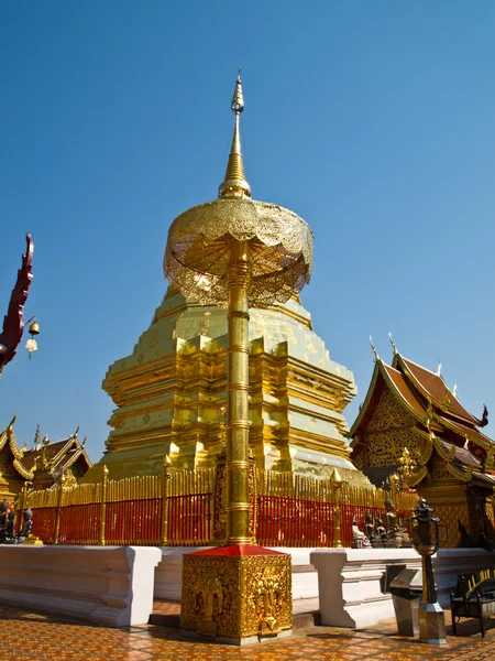 Gyllene pagod och paraply, Wat Phrathat Doi Suthep templet i lm — Stockfoto