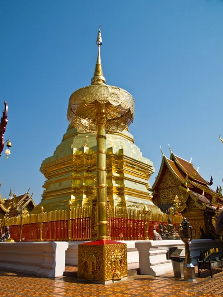 Pagoda dorada y paraguas, Wat Phrathat Doi Suthep templo en Ch —  Fotos de Stock