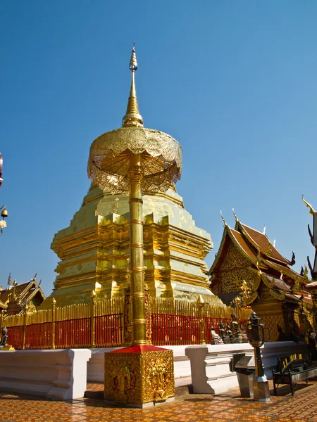 Gyllene pagod och paraply, Wat Phrathat Doi Suthep templet i lm — Stockfoto