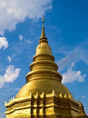 Golden pagoda Wat Phra ki Hariphunchai, lamba, mavi gökyüzü ile