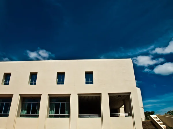 Ventanas de fachada del edificio de oficinas en el cielo azul — Foto de Stock