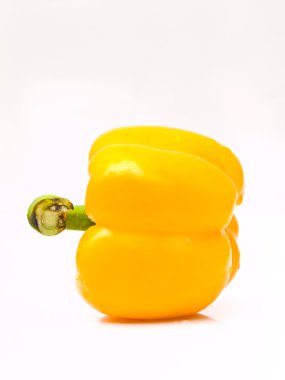 Taze sarı dolma biber beyaz arkaplanda izole edilmiş.