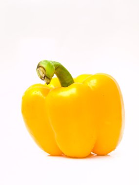 Taze sarı dolma biber beyaz arkaplanda izole edilmiş.