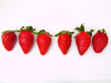 Beyaz arkaplanda taze çilek izole edilmiş.