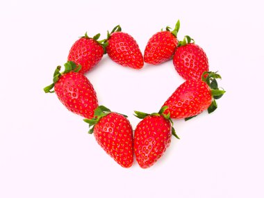 Beyaz arka plan üzerinde izole kalp doğrultusunda taze çilek hattı