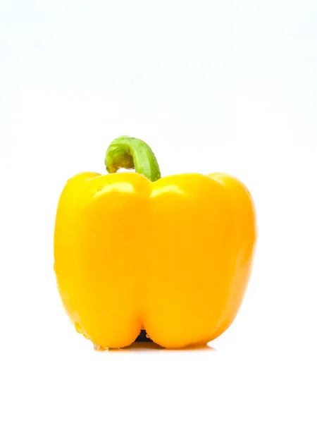 Peperone giallo fresco isolato su sfondo bianco — Foto Stock
