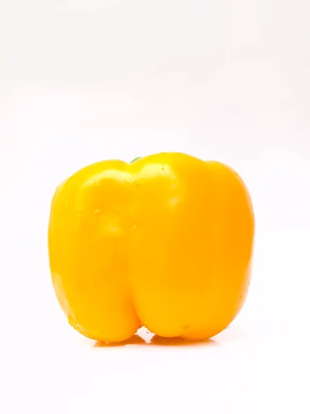 Świeża żółta papryka odizolowana na białym tle — Zdjęcie stockowe