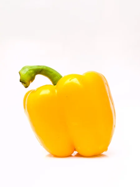 Taze sarı dolma biber beyaz arkaplanda izole edilmiş.