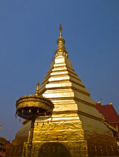 Phrathatchohae pagode dourado, Phrae, Tailândia — Fotografia de Stock