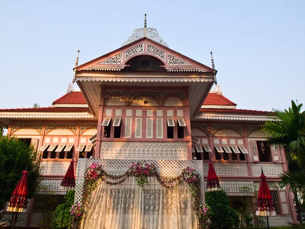 Roze hedendaagse Noord Thaise houten huis in phare — Stockfoto