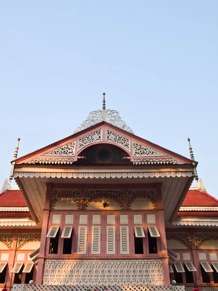 Roze hedendaagse Noord Thaise houten huis in phare — Stockfoto