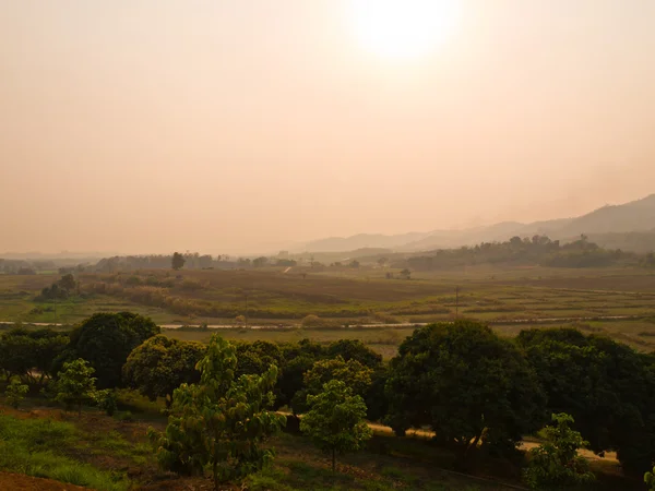 Paysage rizicole et coucher de soleil montagneux à Chiang Rai, Thaïlande — Photo