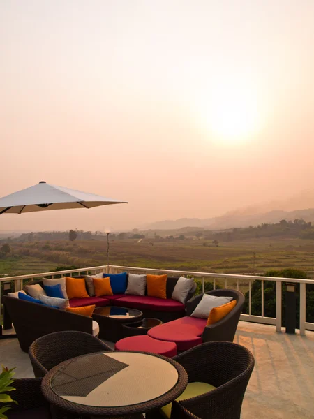 Çeltik alan ve güverte chiang rai de bar dağlık günbatımı manzarası