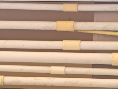 Beyaz borular beyaz duvara astı