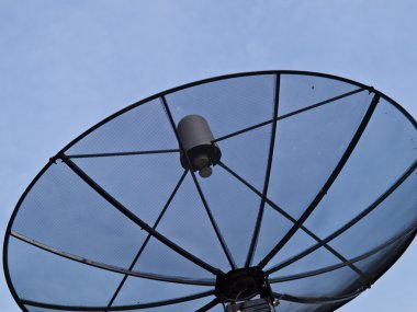 Mavi gökyüzü arka plan üzerinde bir uydu çanağı 