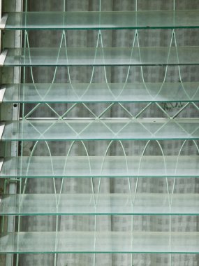 Bir açılan cam lourve pencere