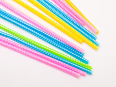 Beyaz arkaplanda izole edilmiş renkli pipetler