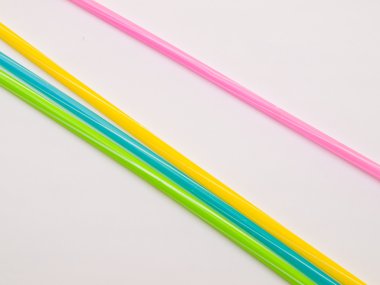 Beyaz arka plan üzerinde izole renkli payet