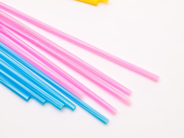 Beyaz arka plan üzerinde izole ışık mavi ve pembe kamış