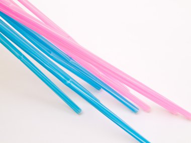 Beyaz arka plan üzerinde izole ışık mavi ve pembe kamış