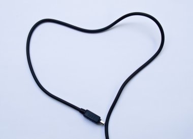 Siyah usb kablosu beyaz arkaplanda izole edildi