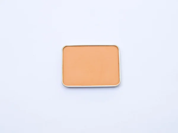 Beyaz bir arka planda izole yüz pudrası