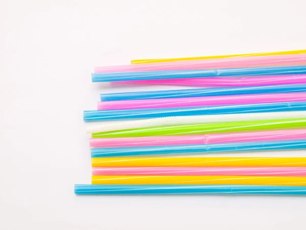 Palhas coloridas isoladas em fundo branco — Fotografia de Stock