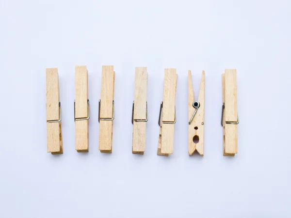 Pinces à linge en bois isolées sur fond blanc — Photo