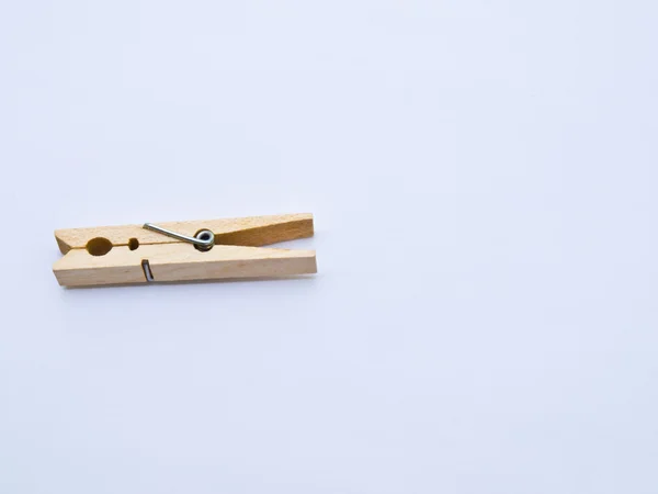 Clip di vestiti in legno isolati su fondo bianco — Foto Stock
