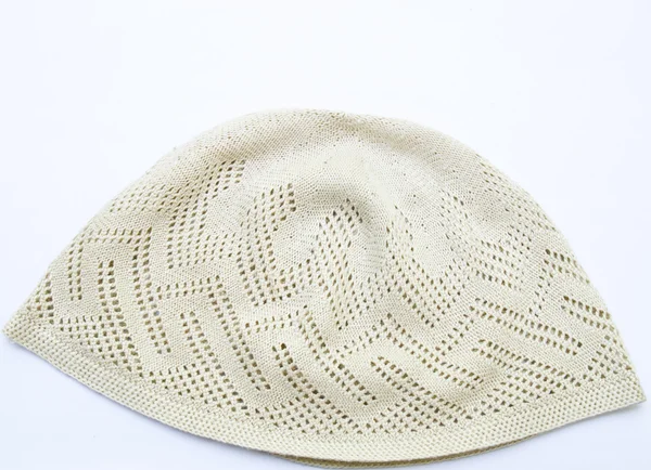 Сірий нитку трикотажні капелюх ізольовані на білому тлі — стокове фото