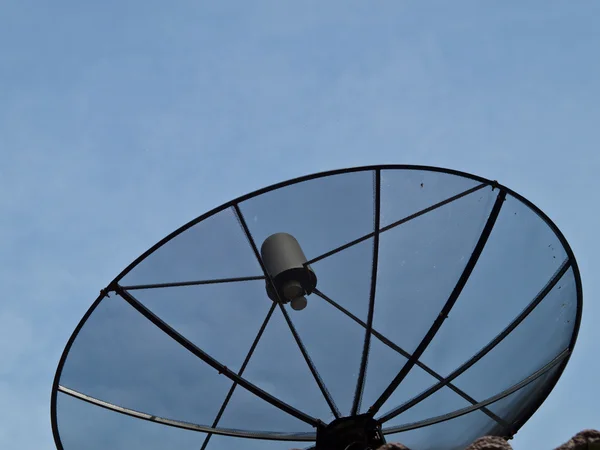 Parte da antena parabólica em um fundo azul céu Imagens Royalty-Free