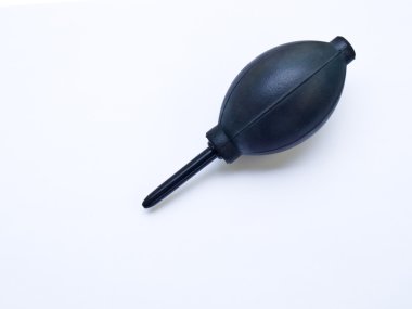 Beyaz arka plan üzerinde izole toz üfleyici kauçuk