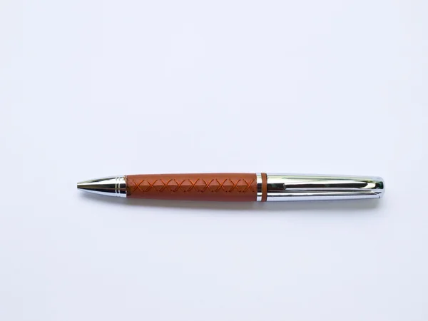 Couro marrom caneta luxuosa isolado no fundo branco — Fotografia de Stock