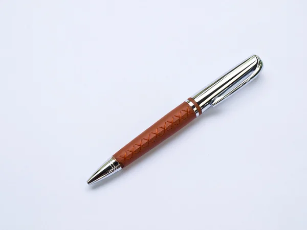 Hnědá Kožená luxusní pero izolovaných na bílém pozadí — Stock fotografie