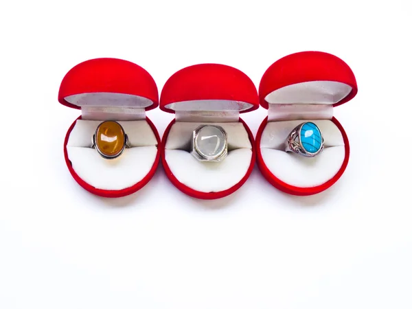 Beyaz arka plan üzerinde izole yuvarlak kırmızı mücevher kutuları açtı