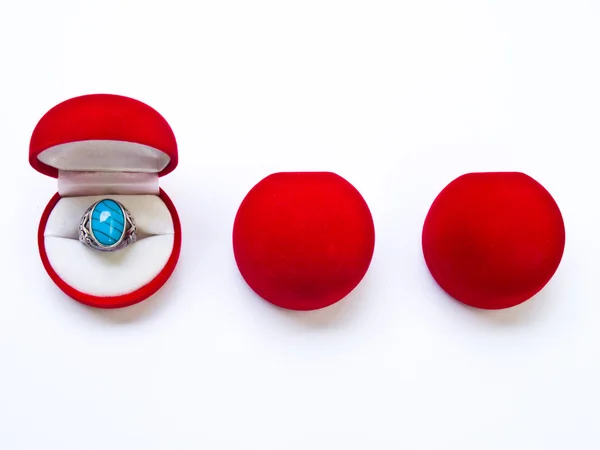 Beyaz arka plan üzerinde izole yuvarlak kırmızı mücevher kutuları açtı