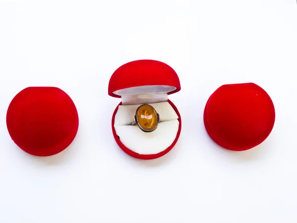 Beyaz arka plan üzerinde izole yuvarlak kırmızı mücevher kutuları açtı