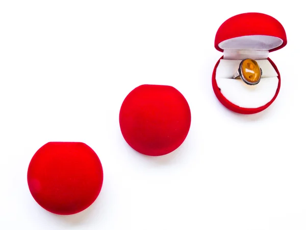 Beyaz arka plan üzerinde izole yuvarlak kırmızı mücevher kutuları açtı