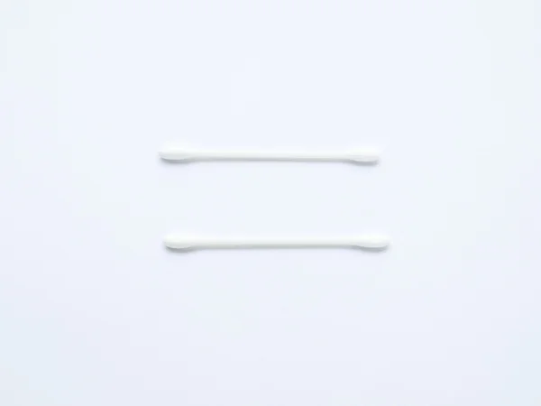 Botões de algodão branco isolado no fundo branco — Fotografia de Stock