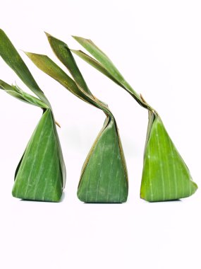 Muz yapraklarından yapılmış Tay tatlı paketleri 