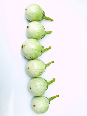 beyaz izole taze yeşil patlıcan, chionathus parkinonii,