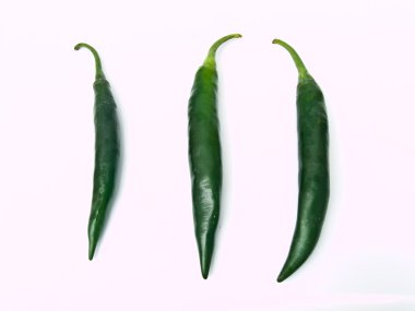 Yeşil biberler beyaz üzerine izole edilmiş 