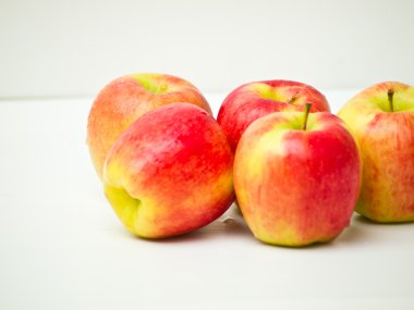 kırmızı elmalar beyaz arkaplanda izole edilmiş