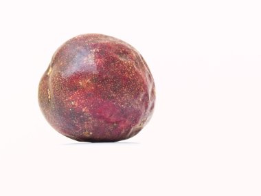 Tutku meyvesi beyaz arkaplanda izole