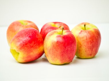 kırmızı elmalar beyaz arkaplanda izole edilmiş