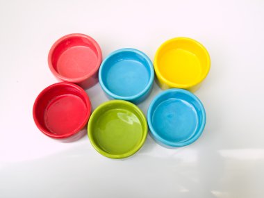 renkli seramik mum kolları üzerinde beyaz izole