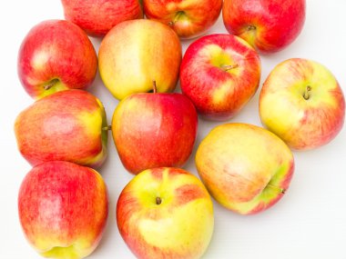 kırmızı elmalar beyaz arkaplanda izole edilmiş