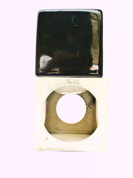 Пара использованных белых и черных кубических керамических горелок аромат для — стоковое фото